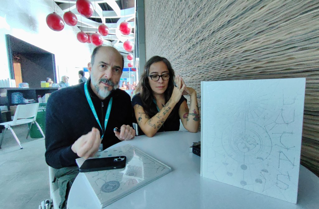 FabudeLucas: Un libro dictado por la luz que ilumina el camino de las almas hacia la existencia